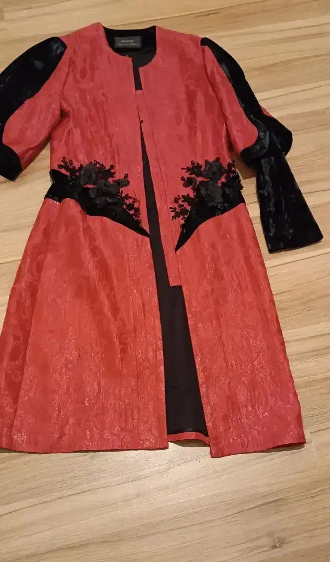 مانتومجلسی|لباس|ری, سیزده آبان|دیوار