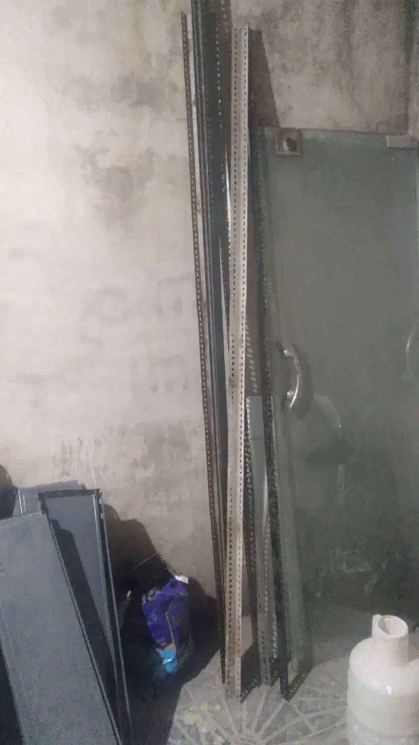 قفسه باپایه پیچ ومهره ای سالم|کتابخانه، شلف، قفسه‌های دیواری|دورود, |دیوار