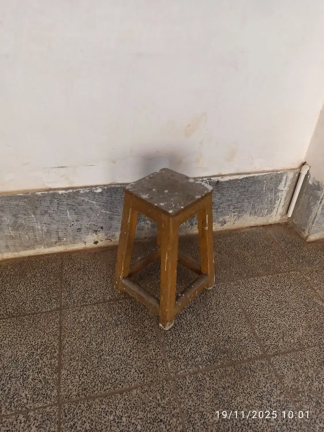 چهار پایه چوبی|صندلی و نیمکت|همدان, |دیوار