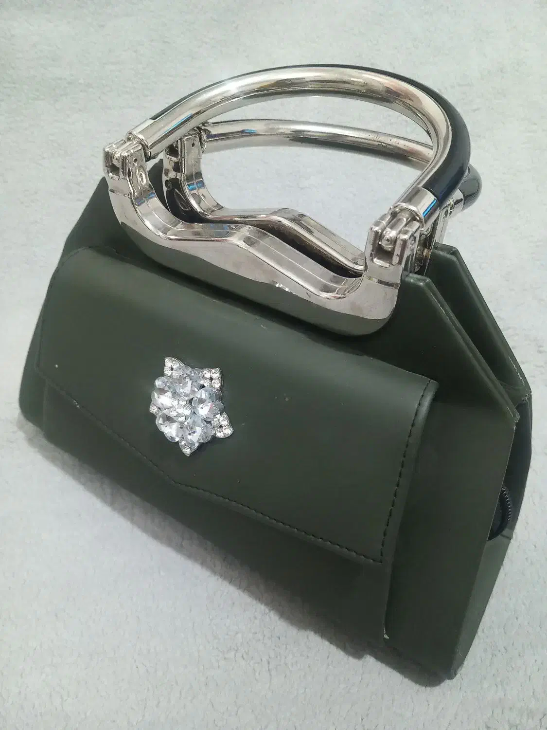 تعدادی کیف مدرسه ای مجلسی اسپرت|کیف، کفش، کمربند|شیراز, دباغ خانه|دیوار