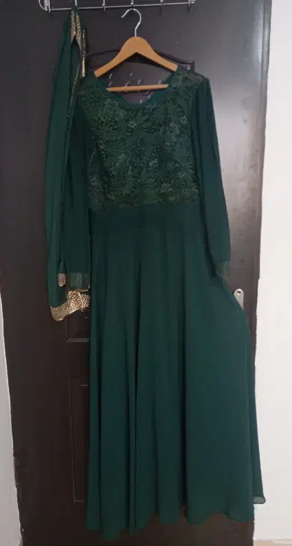 لباس مجلسی|لباس|صومعه‌سرا, |دیوار