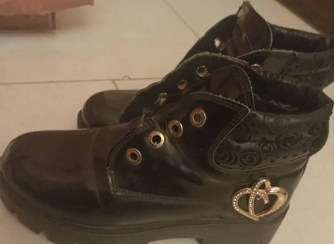 کفش|کیف، کفش، کمربند|زنجان, |دیوار