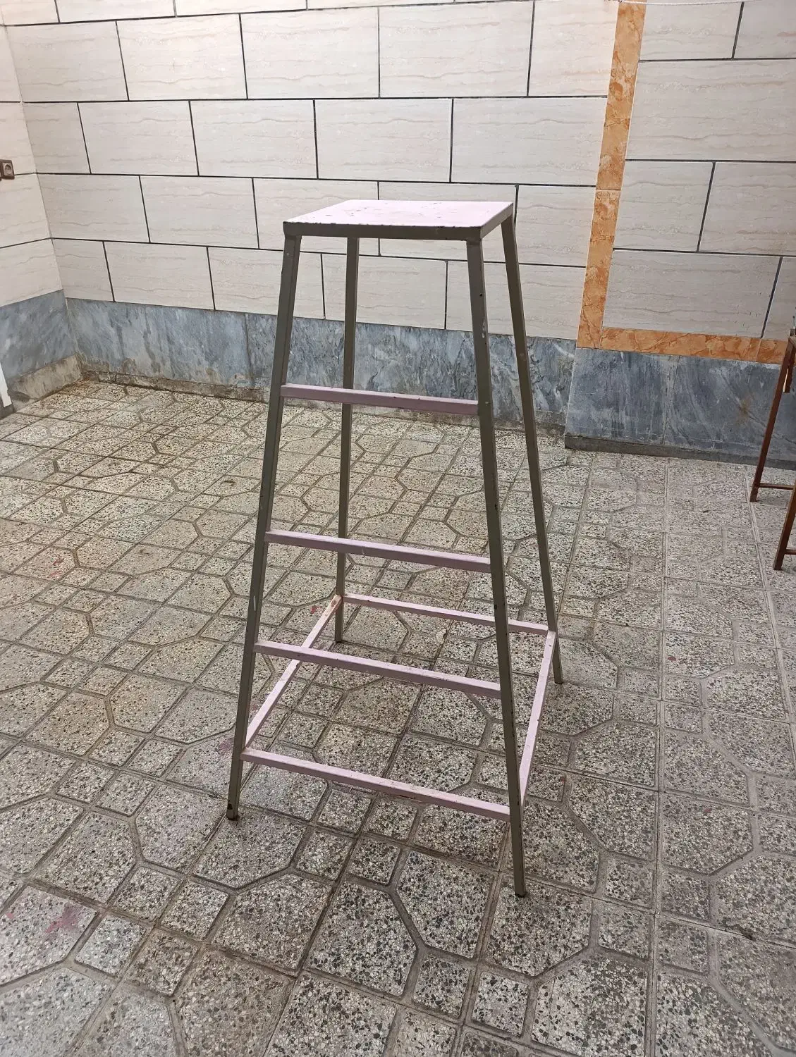 چهار پایه فلزی|صندلی و نیمکت|ساوه, |دیوار