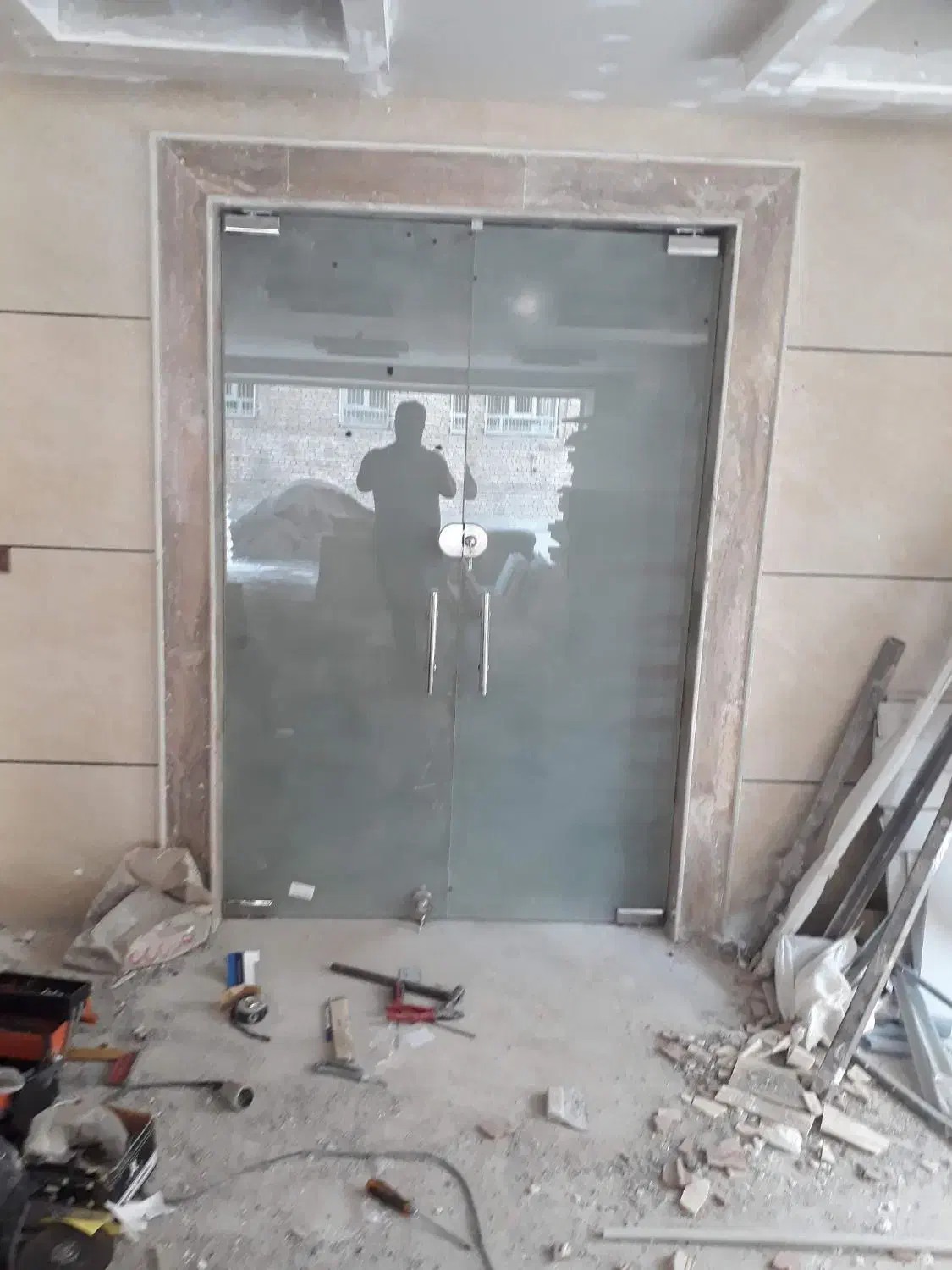 اورژانس  شیشه سکوریت وپنجره یوپی وی س|خدمات پیشه و مهارت|اردبیل, |دیوار