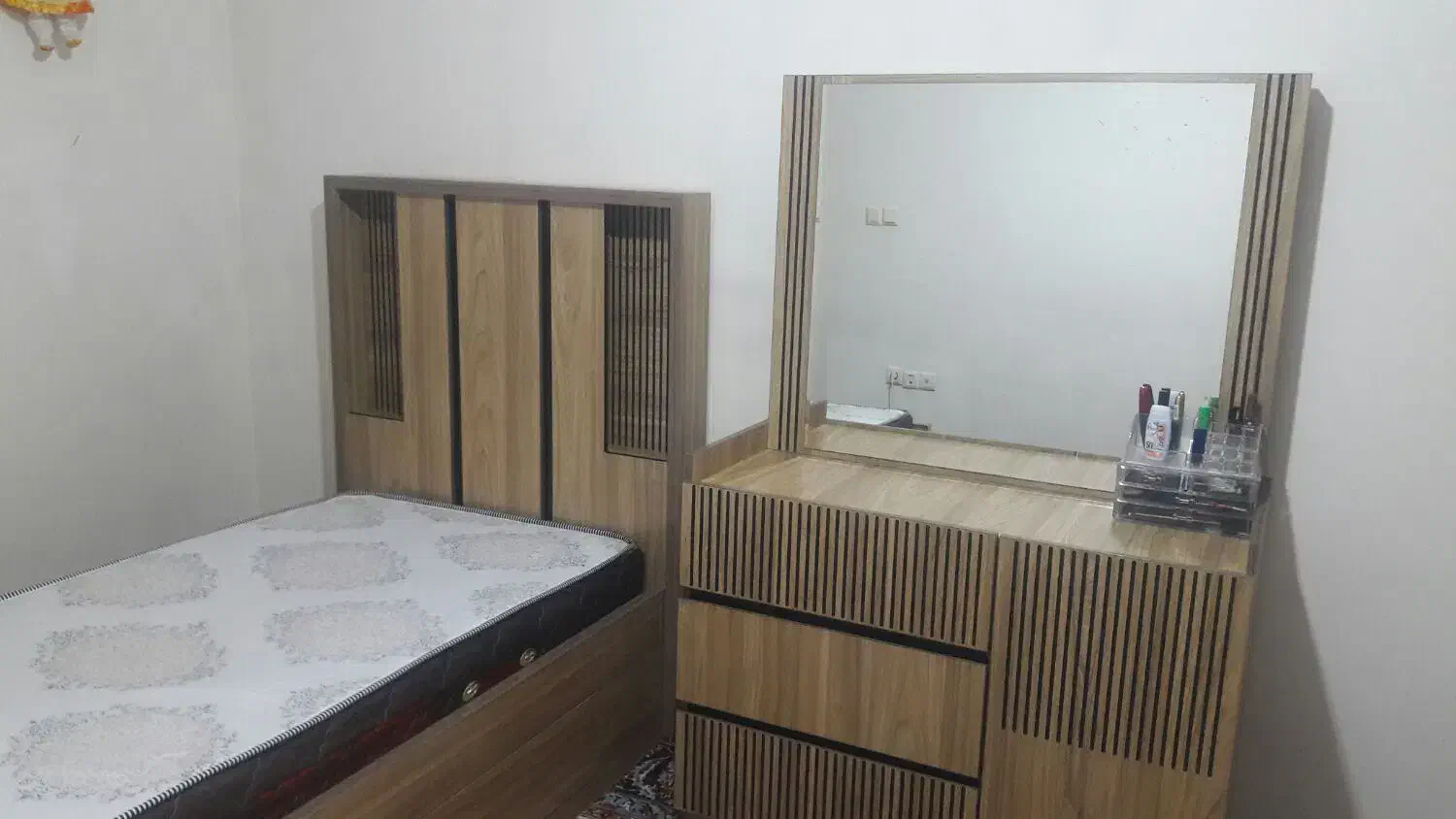 تخت یک نفره و میز ارایشی  نو|تخت و سرویس خواب|صدرا-فارس, فاز ۱|دیوار