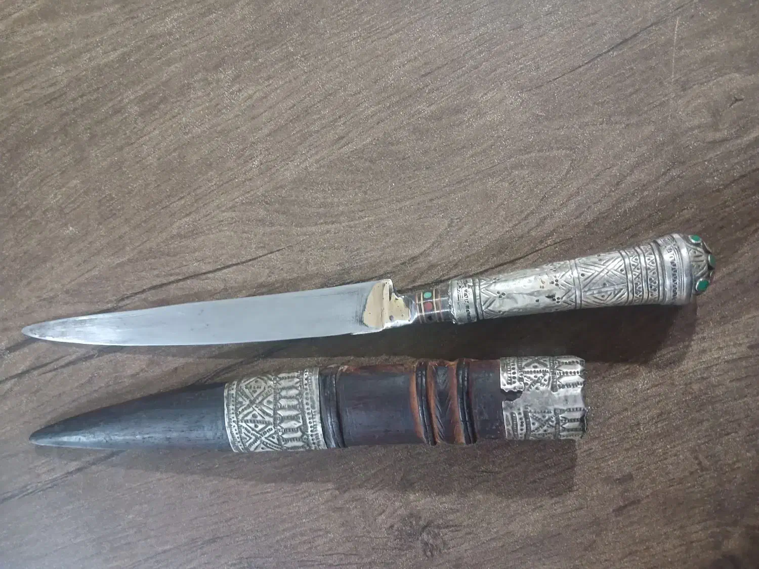 خنجر عتیقه نقره کوب شده|کلکسیون اشیاء عتیقه|صدرا-فارس, فاز ۱|دیوار