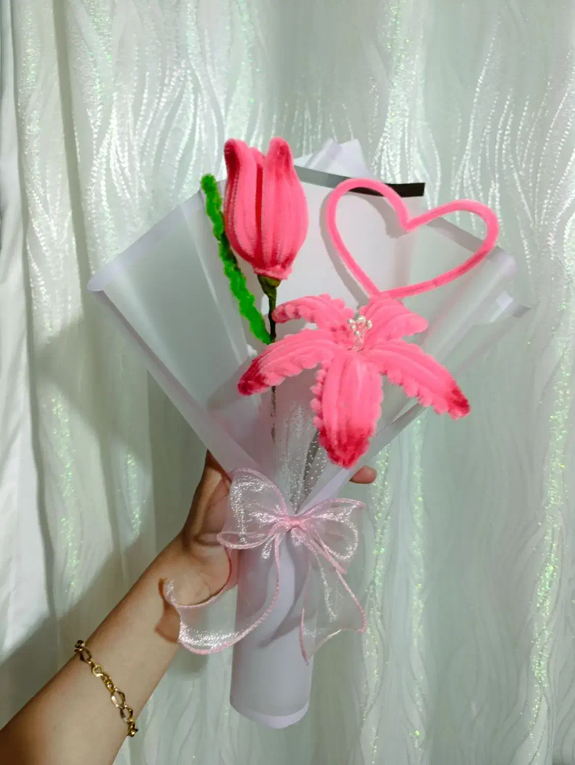 تعدادی گل زیبا|گل مصنوعی|یاسوج, |دیوار