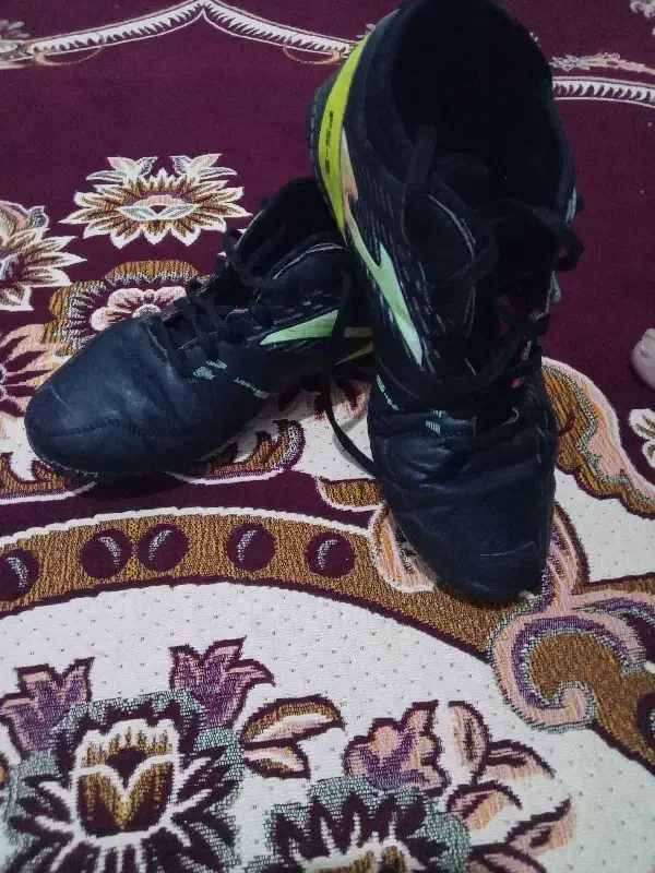 کفش فوتبالی|کیف، کفش، کمربند|باروق, |دیوار