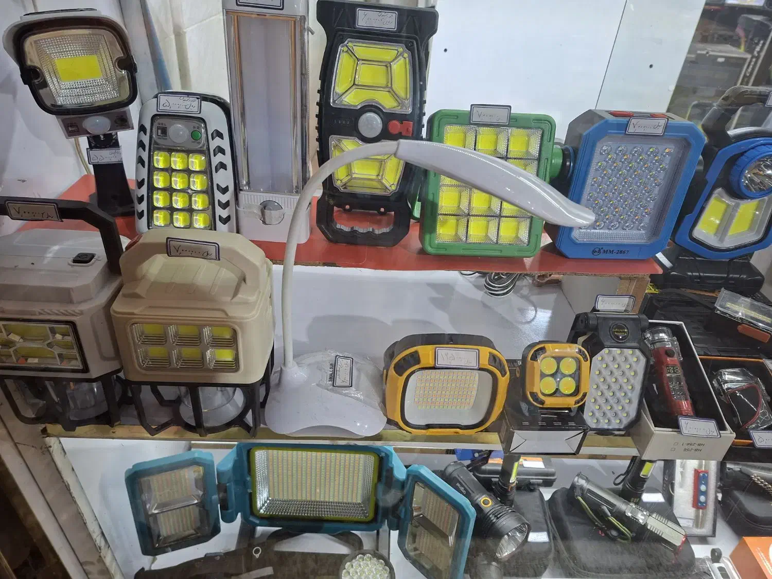 پروژکتور خورشیدی و چراغ کمپ|لامپ و چراغ|خوی, |دیوار