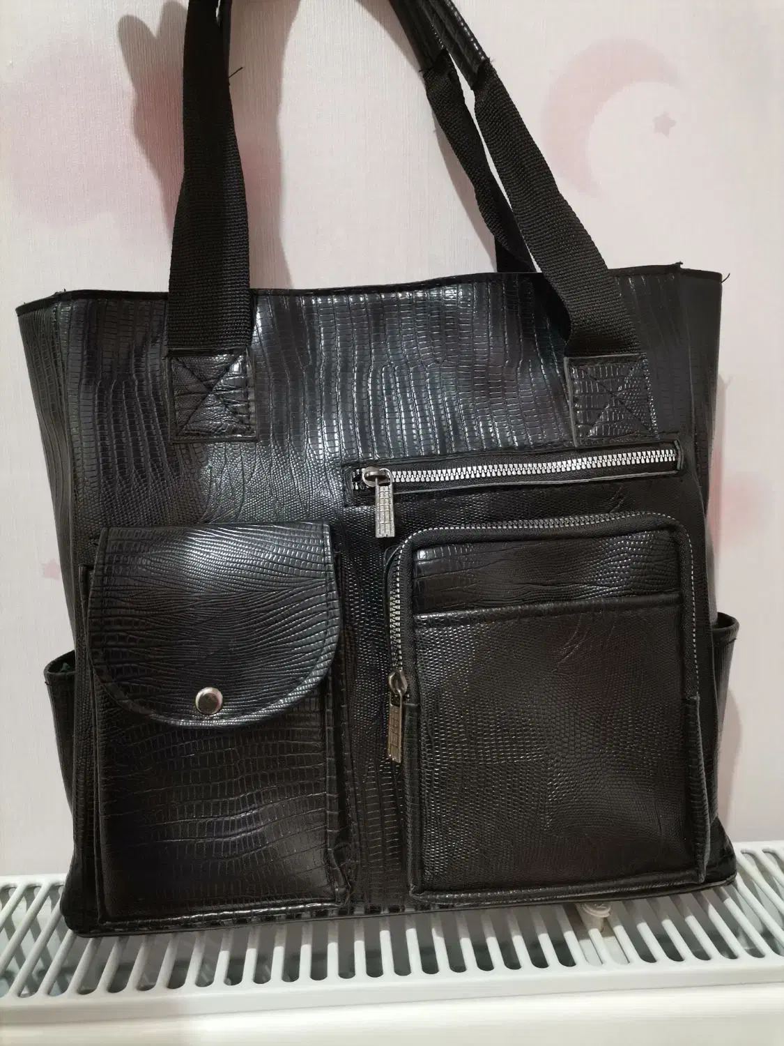 کیف دوشی|کیف، کفش، کمربند|هشتگرد, شهرک بعثت|دیوار