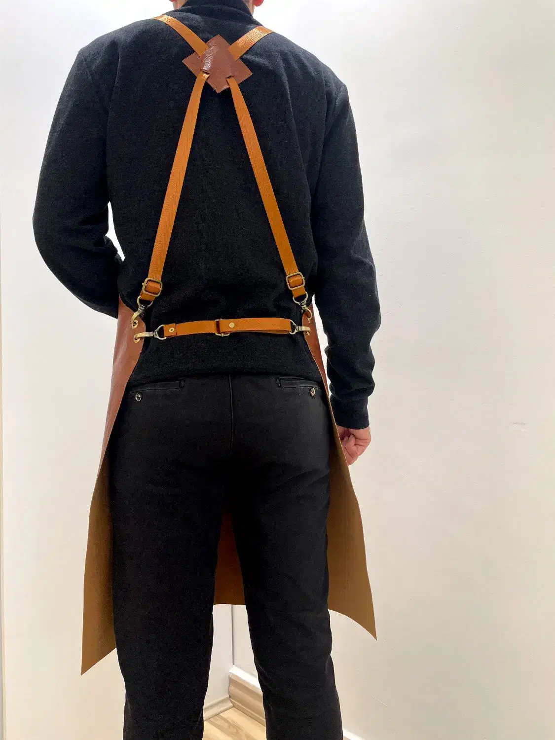 پیش بند چرمی|لباس|رشت, دیانتی|دیوار