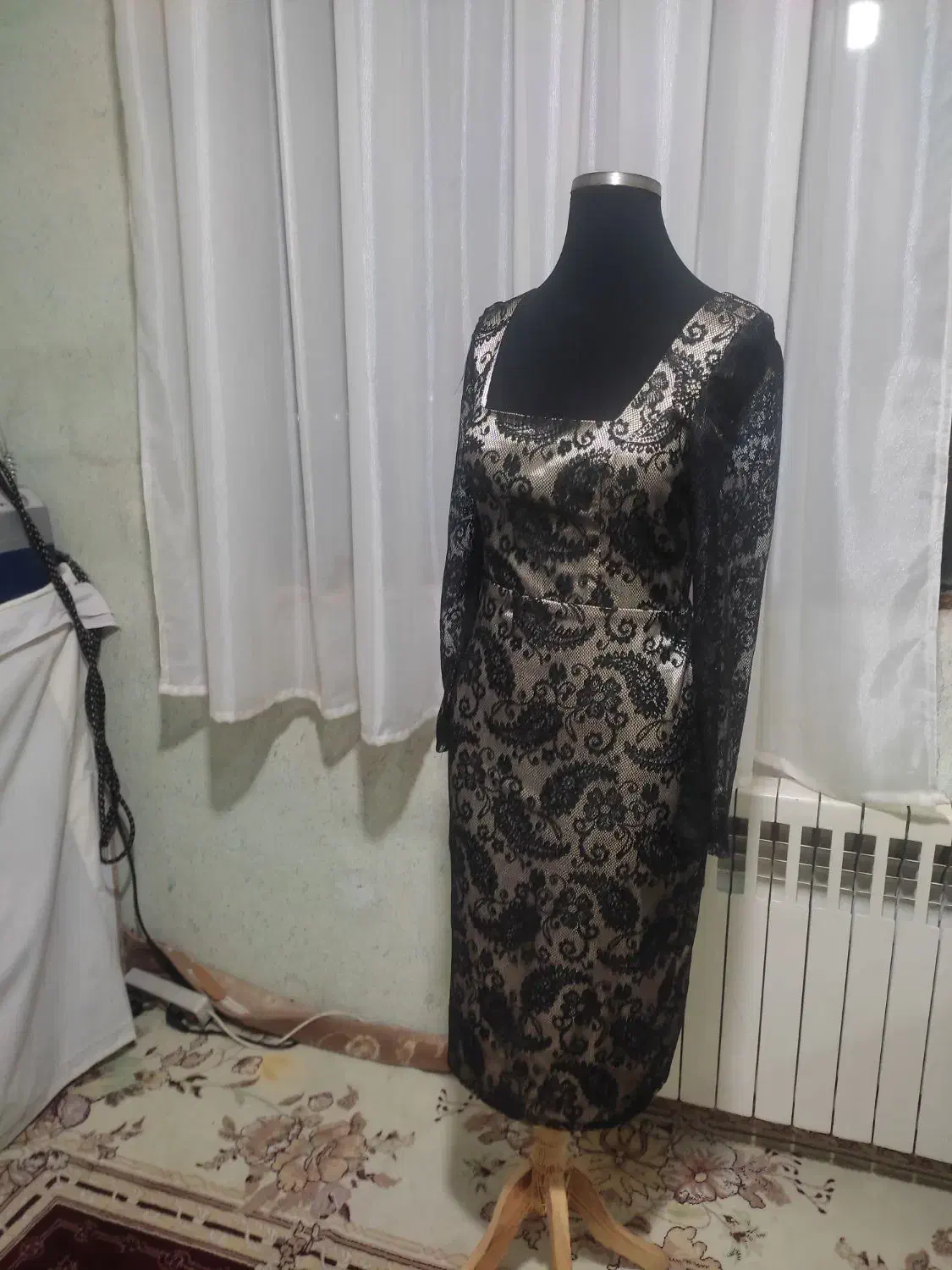 لباس مجلسی|لباس|مشهد, ثامن|دیوار