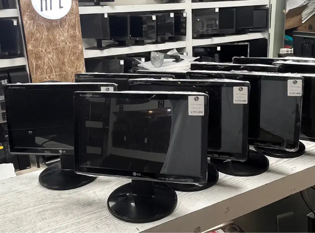 مانیتور 16 اینچ واید برند LG تعداد یک دست|قطعات و لوازم جانبی رایانه|کرج, گلشهر|دیوار