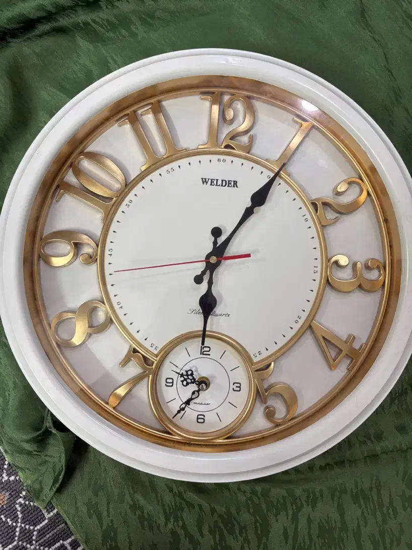 ساعت دیواری در حد نو بدون خط و خش|ساعت دیواری و تزئینی|قم, شهرک شهرداری|دیوار