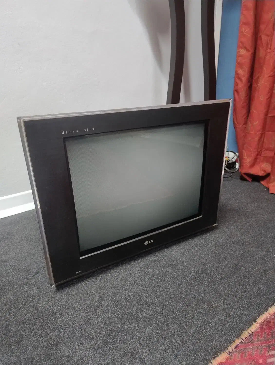 تلویزیون ۲۱ اینچ ال جی و گیرنده دیجیتال دنای|تلویزیون و پروژکتور|بابل, |دیوار