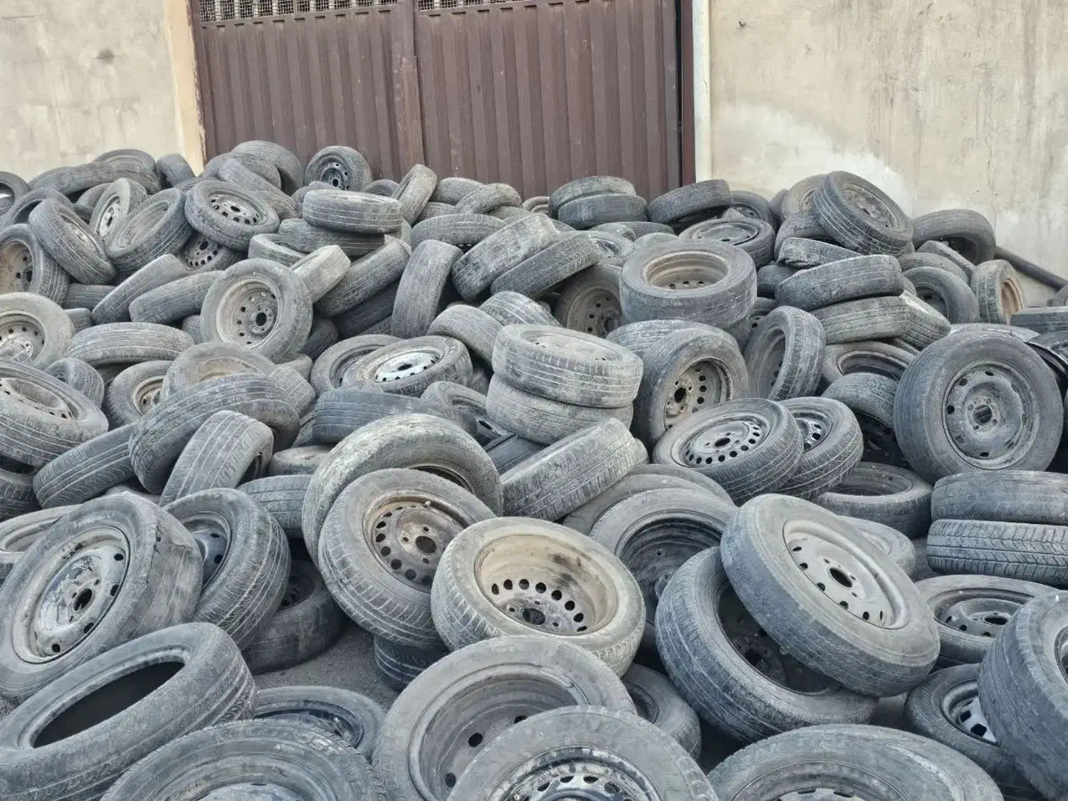 رینگ و لاستیک سواری|قطعات یدکی و لوازم جانبی|قم, قلعه صدری|دیوار