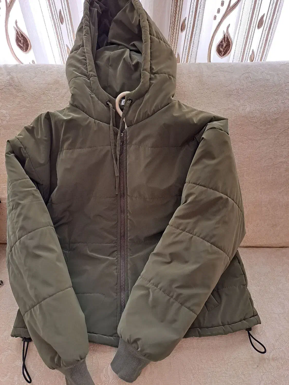 کاپشن|لباس|کرج, کوی زنبق|دیوار