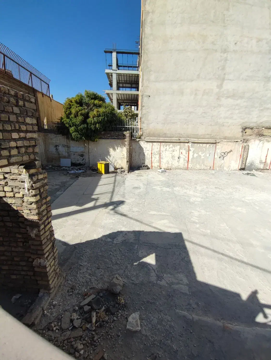 رهن و اجاره زمین تجاری،۷۰۰ متر،بر شهید بهشتی|اجارهٔ مغازه و غرفه|کرمانشاه, |دیوار