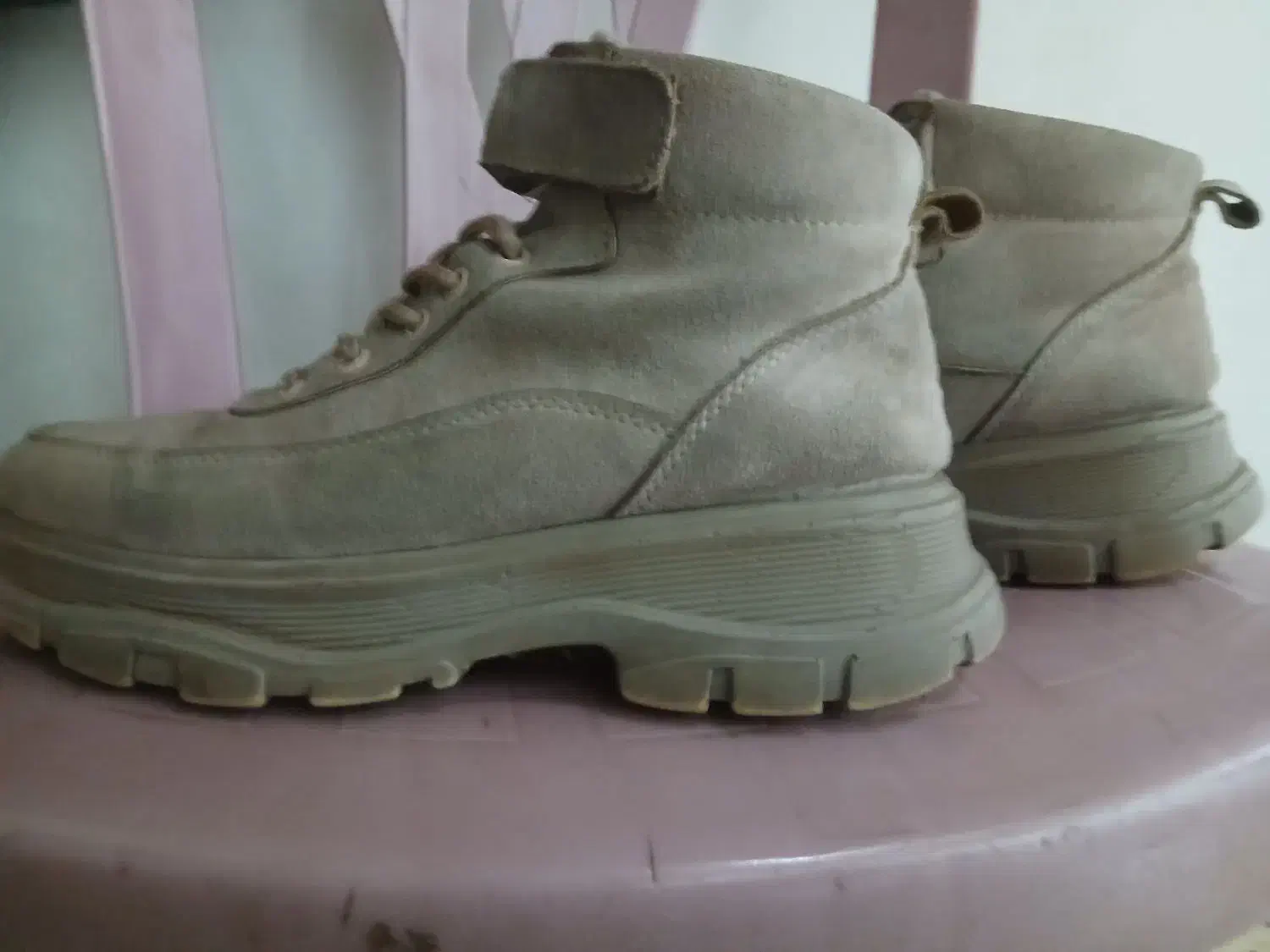 نیم بوت|کیف، کفش، کمربند|بابل, |دیوار