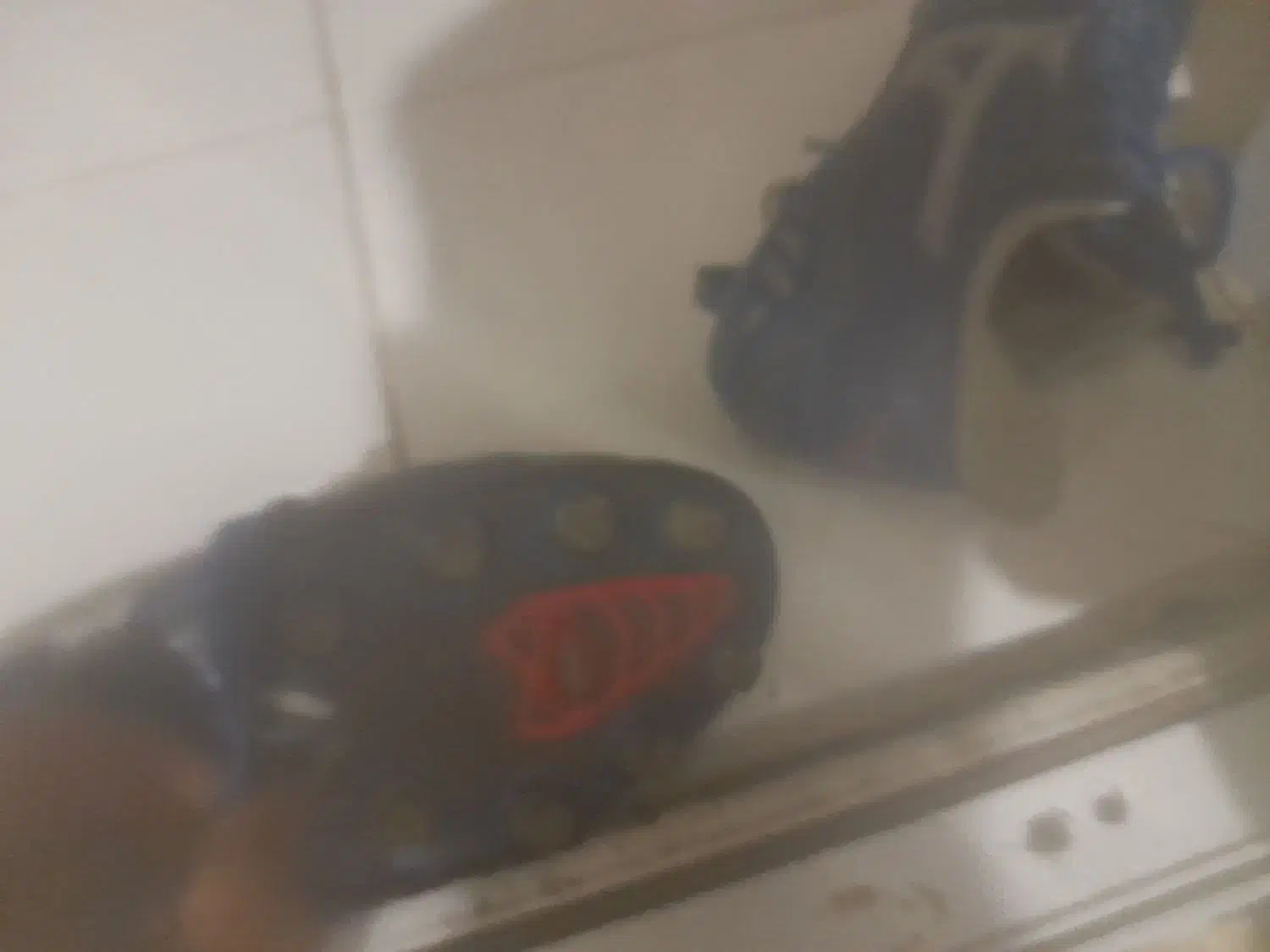 کفش فوتبالی استوک|کیف، کفش، کمربند|پرند, فاز ۵|دیوار