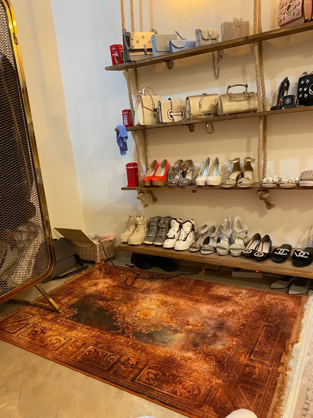 طبقات چوبی به همراه کناف ولوستر ولامپ ها|کتابخانه، شلف، قفسههای دیواری|تهران, جردن|دیوار