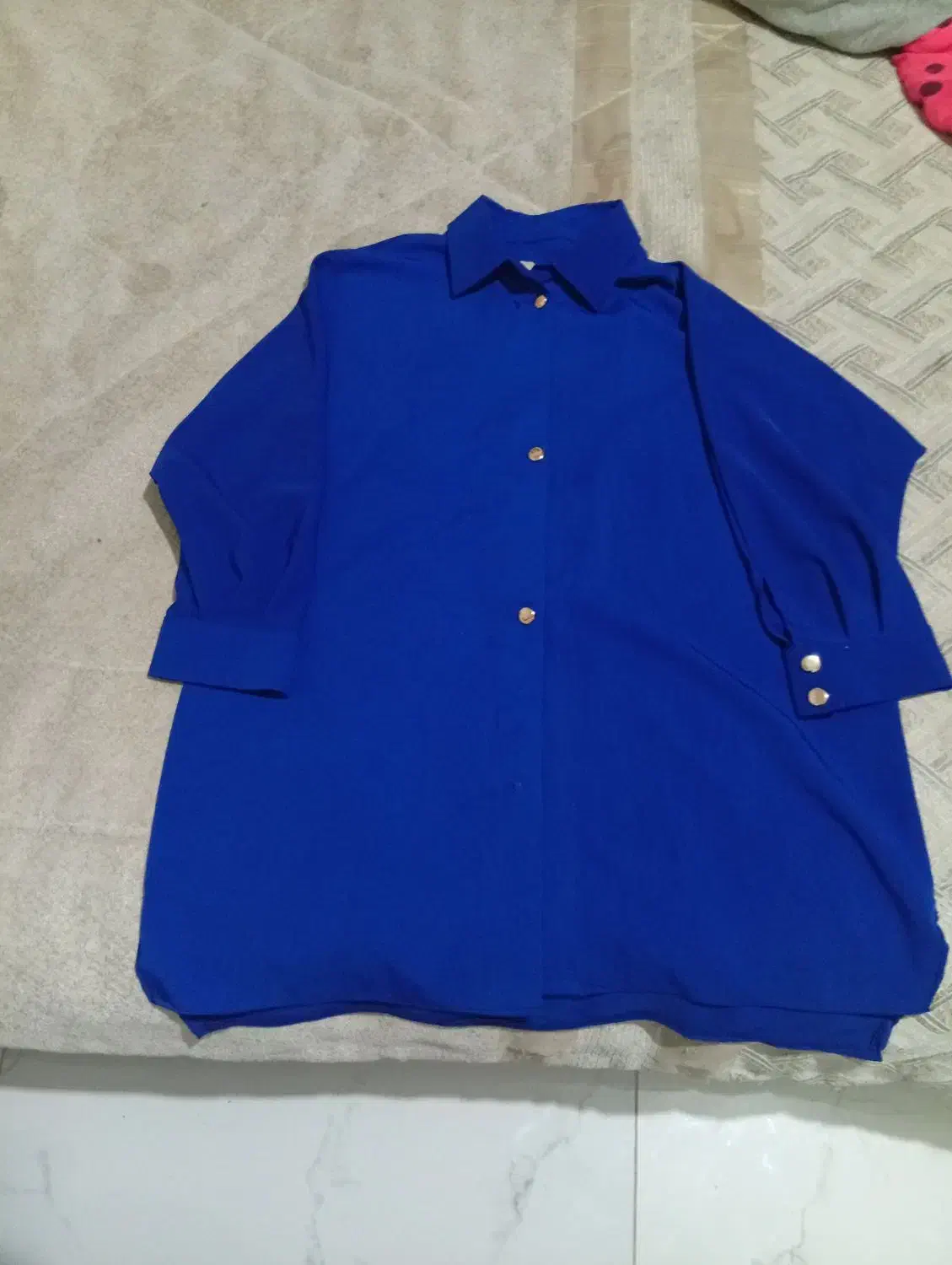 تعدادی لباس|لباس|فردیس, فردیس|دیوار