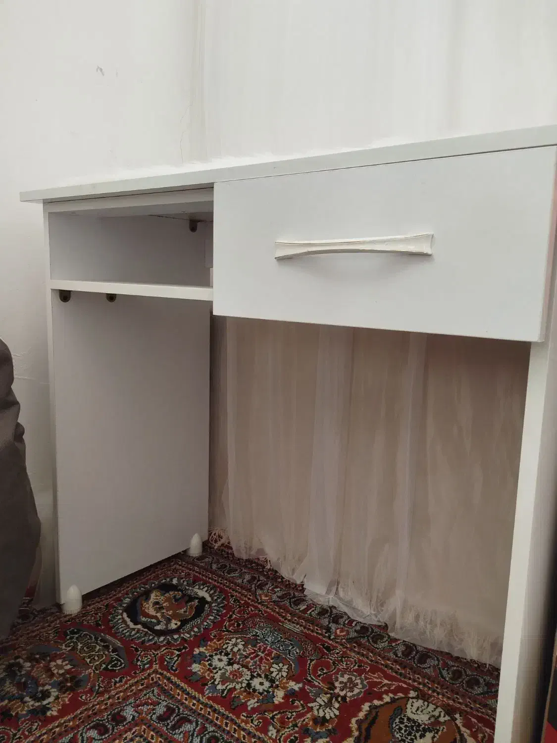 میز|آرایشگاه و سالنهای زیبایی|کاشمر, |دیوار