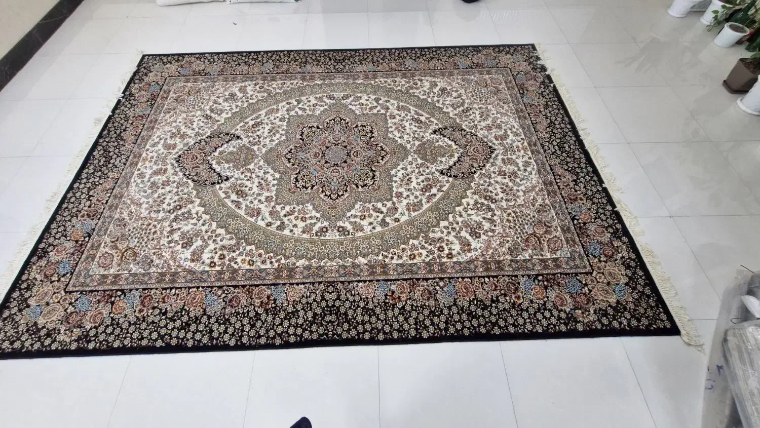 فرش ۹ متری ۷۰۰ شانه در حد نو|فرش|اسفراین, |دیوار