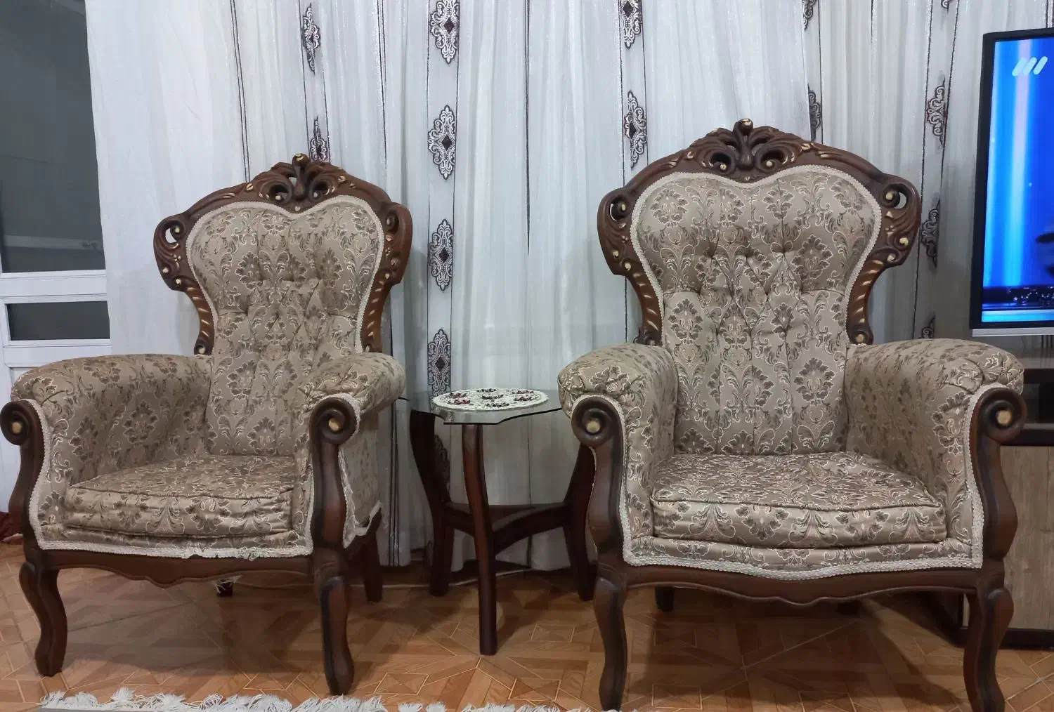 مبل ۹نفره .محکم . چوب گردو .اسکلت سالم سالم .فوری|مبلمان خانگی و میز عسلی|تویسرکان, |دیوار