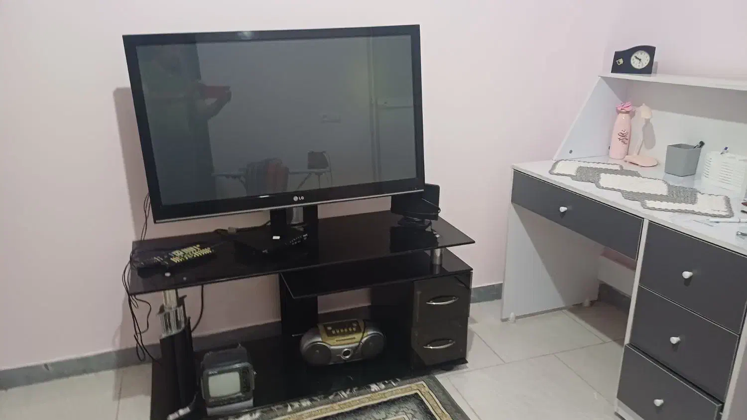 تلویزیون۴۲ LGاصل کره ۱۴م ومیزتلویز۱۸۰۰م دیجیتال۶۰۰|تلویزیون و پروژکتور|لاهیجان, لیل|دیوار