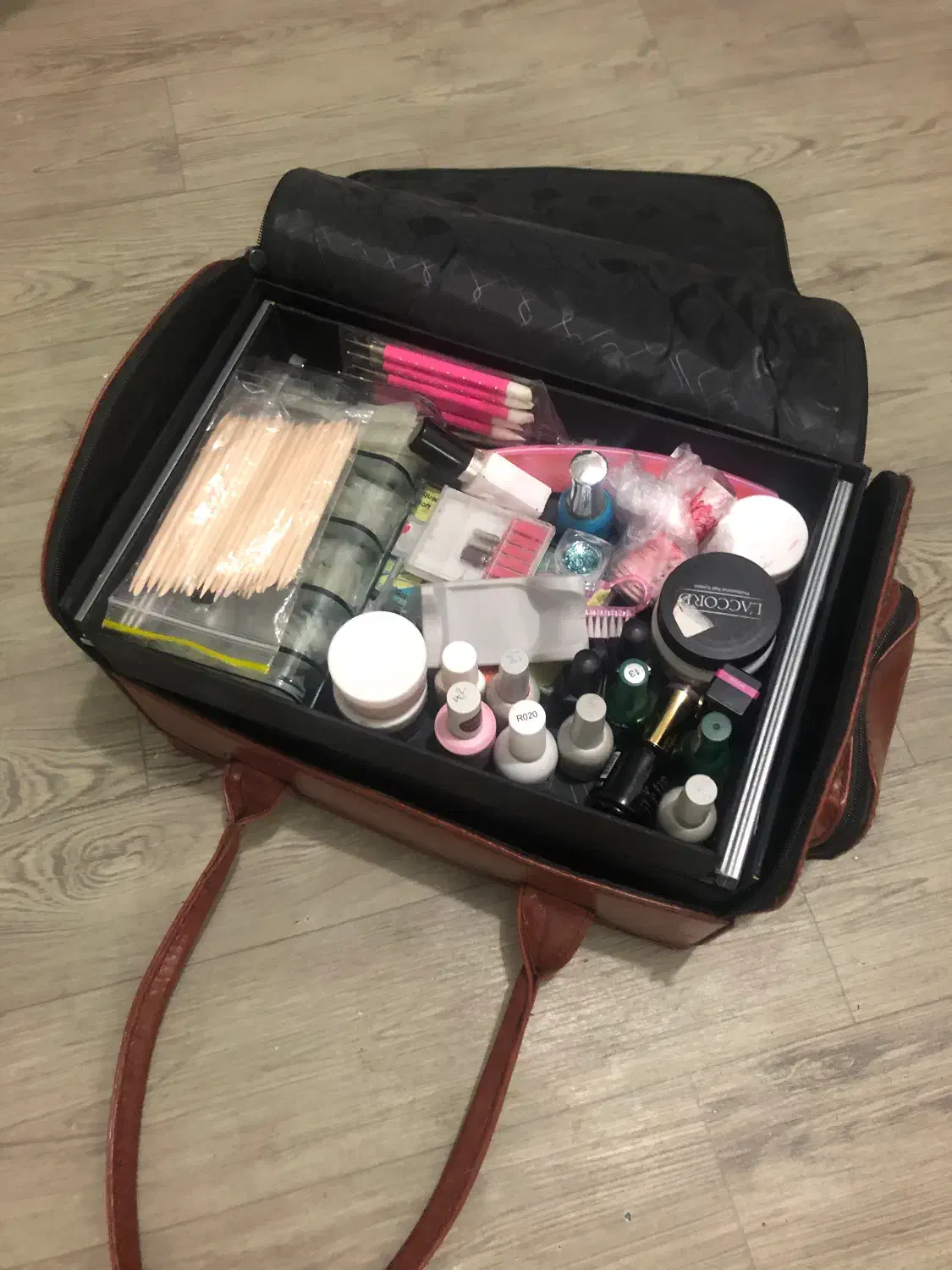 لواز کار ناخن|آرایشگاه و سالنهای زیبایی|رشت, دیلمان|دیوار