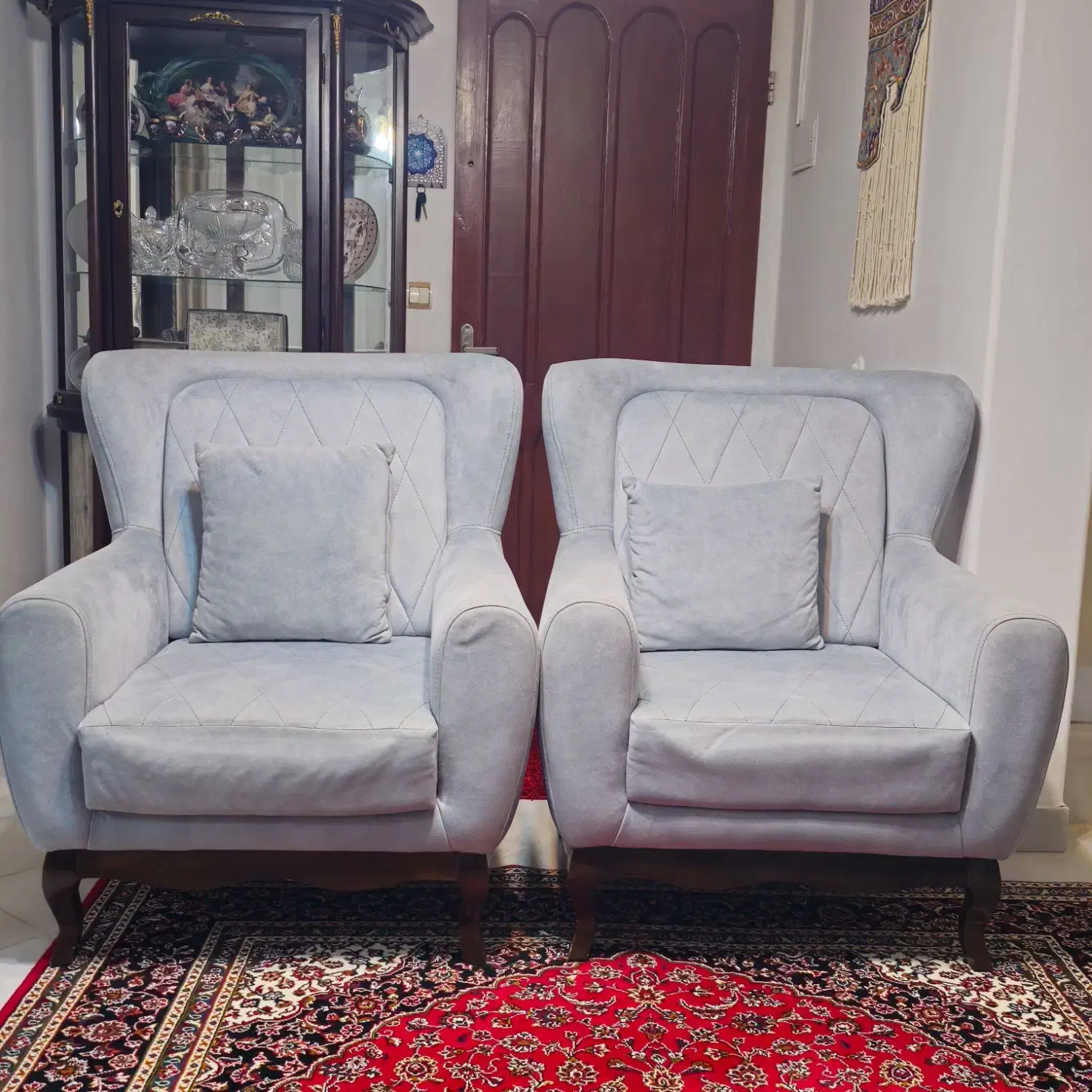 مبل تک نفره ۲ عدد کاملا سالم|مبلمان خانگی و میز عسلی|رشت, استقامت ۱|دیوار