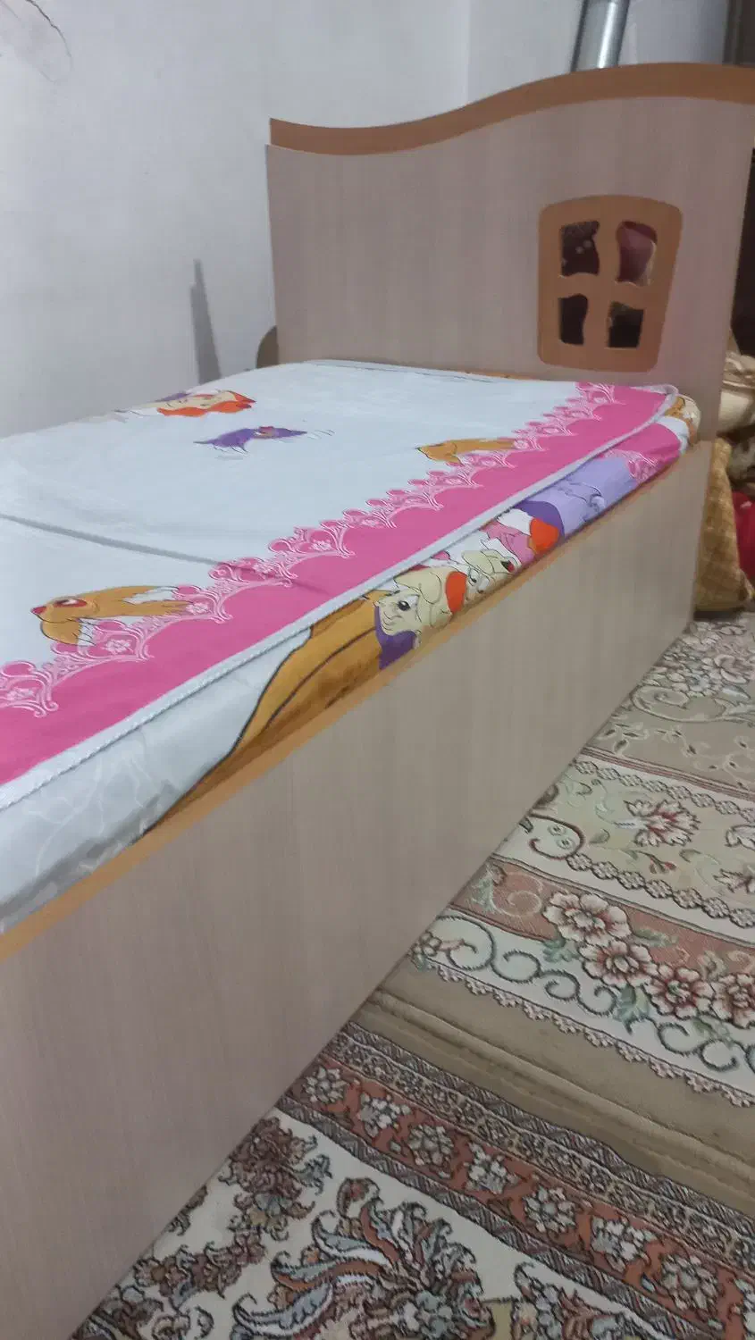 تخت یک نفره( نوجوان) همراه با خوشخواب|تخت و سرویس خواب|خمینیشهر, |دیوار