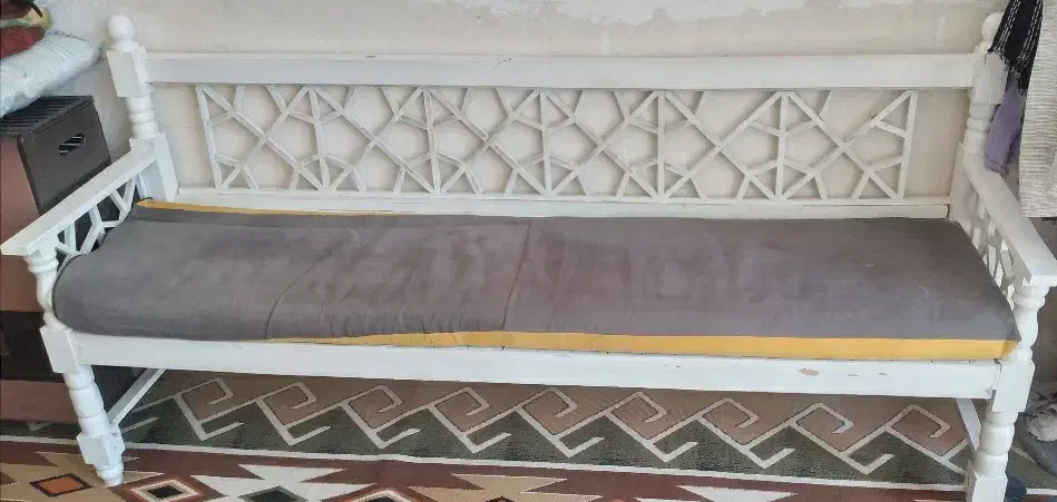 تخت نشیمن|صندلی و نیمکت|آباده, |دیوار