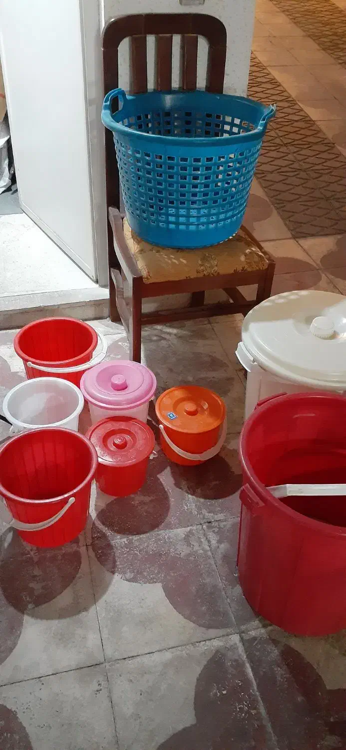 سطل پلاستیکی بزرگ و کوچک|ظروف نگهدارنده، پلاستیکی، یک‌بارمصرف|شیراز, فرهنگ شهر|دیوار