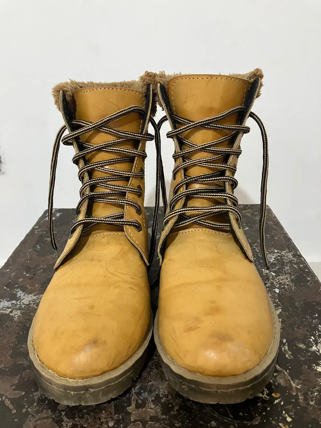 پوتین شیک|کیف، کفش، کمربند|میانه, |دیوار