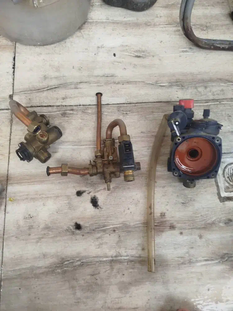 تعمیرات تخصصی انواع پکیج و آبگرمکن|خدمات پیشه و مهارت|لاهیجان, شقایق|دیوار