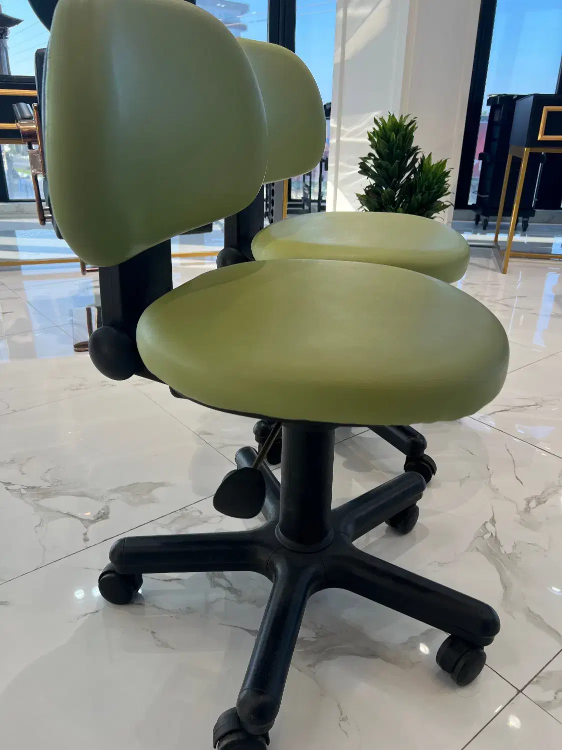 دو عدد صندلی تابوره استاد کار در حد نو|آرایشگاه و سالنهای زیبایی|چالوس, |دیوار