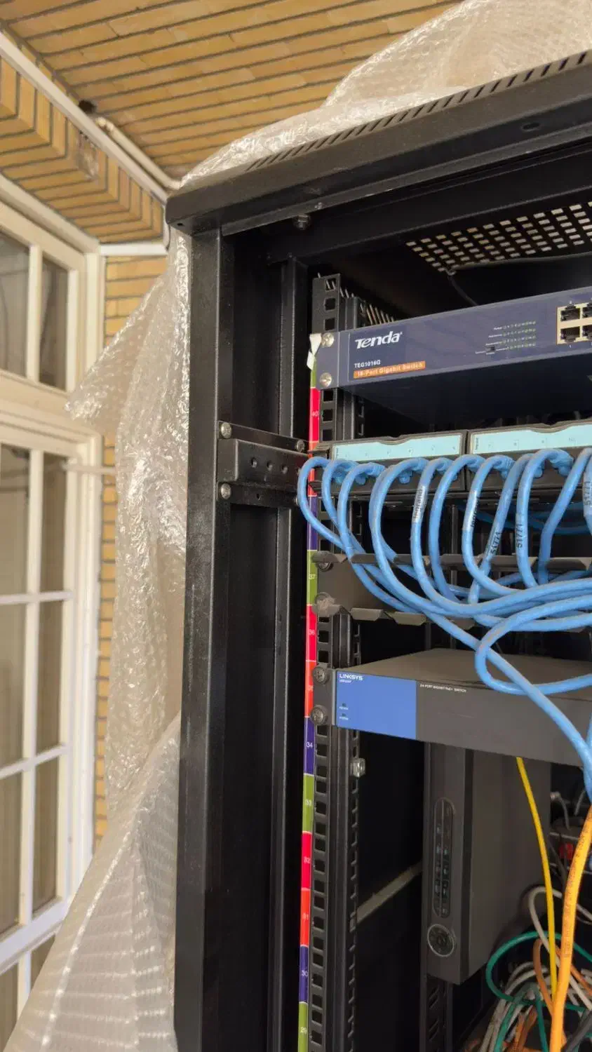 رک بزرگ با همه وسایل|مودم و تجهیزات شبکه|قم, بلوار امین و ساحلی|دیوار