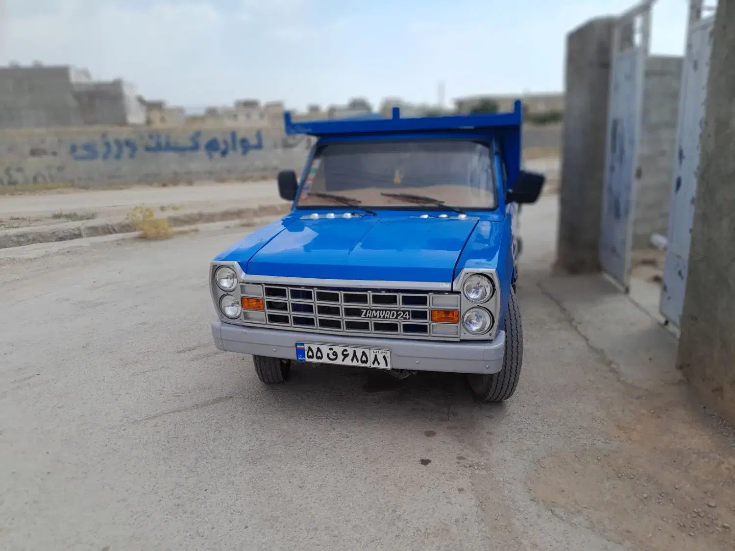 دو تا نیسان کود گوسفند|گل و گیاه طبیعی|بروجن, |دیوار