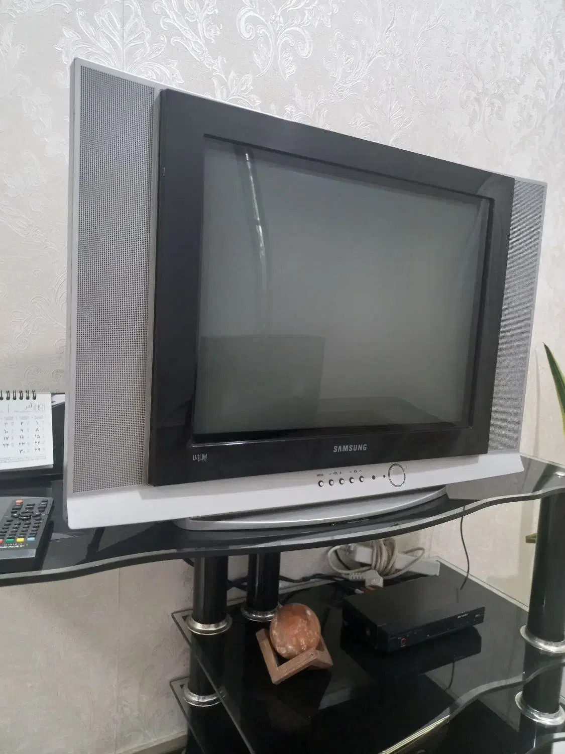 تلویزیون ۲۱ اینچ سامسونگ کره ای به همراه میز|تلویزیون و پروژکتور|تهران, ابوذر|دیوار