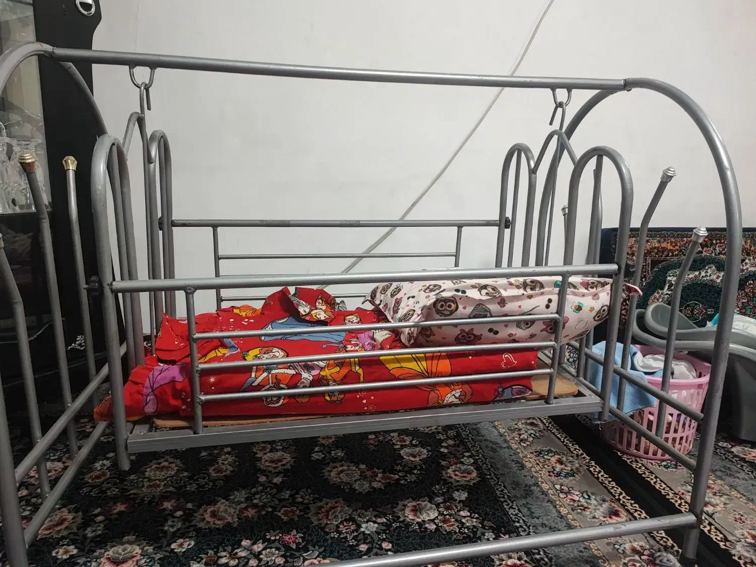 گهواره|تخت و صندلی بچه|ری, علایین|دیوار