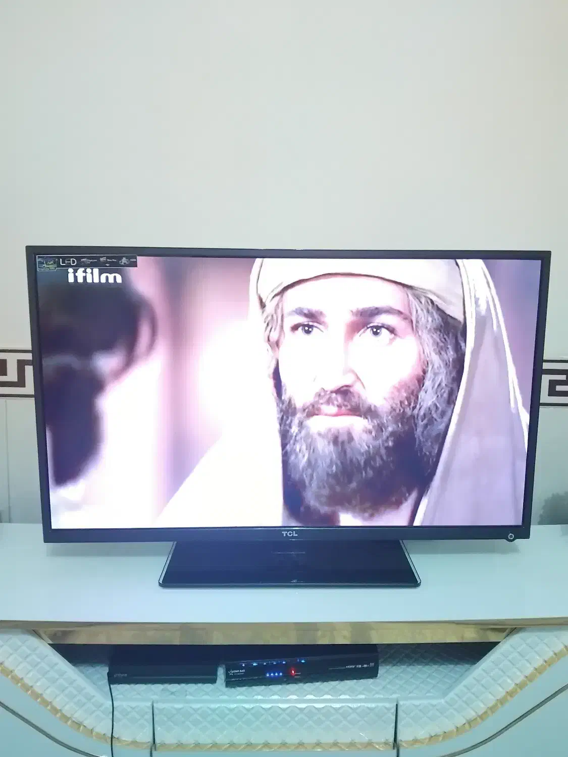 تلوزیون LED برندtcl و رادیو پخش سامسونگ|تلویزیون و پروژکتور|تاکستان, |دیوار