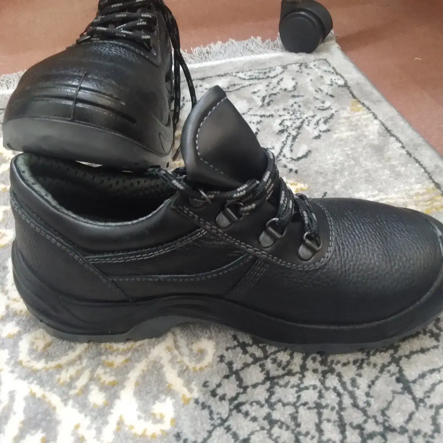 کفش کار.ایمنی|کیف، کفش، کمربند|لار, |دیوار