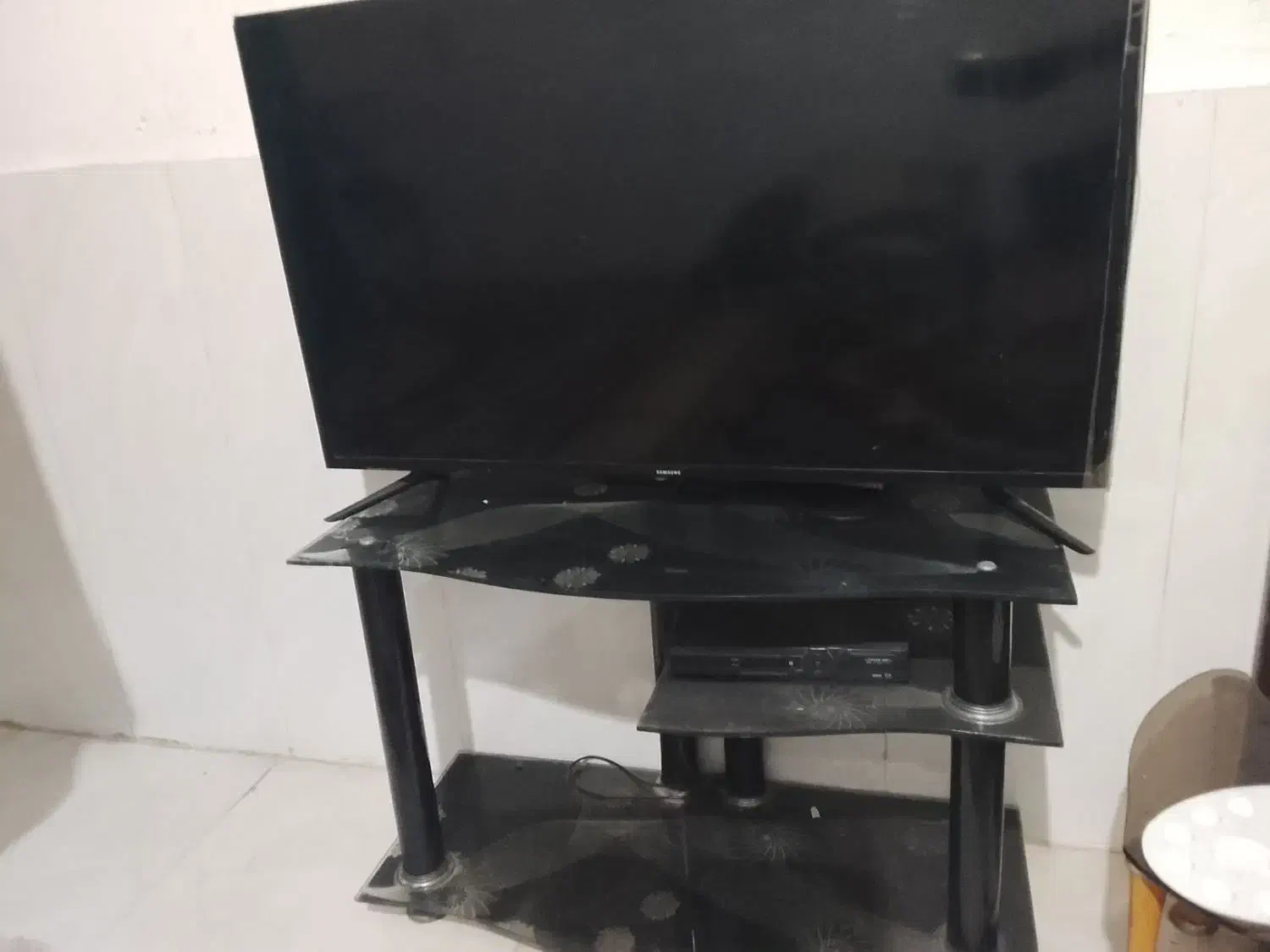 تلویزیون سامسونگ به همراه میز تلویزیون|تلویزیون و پروژکتور|اهواز, پردیس|دیوار