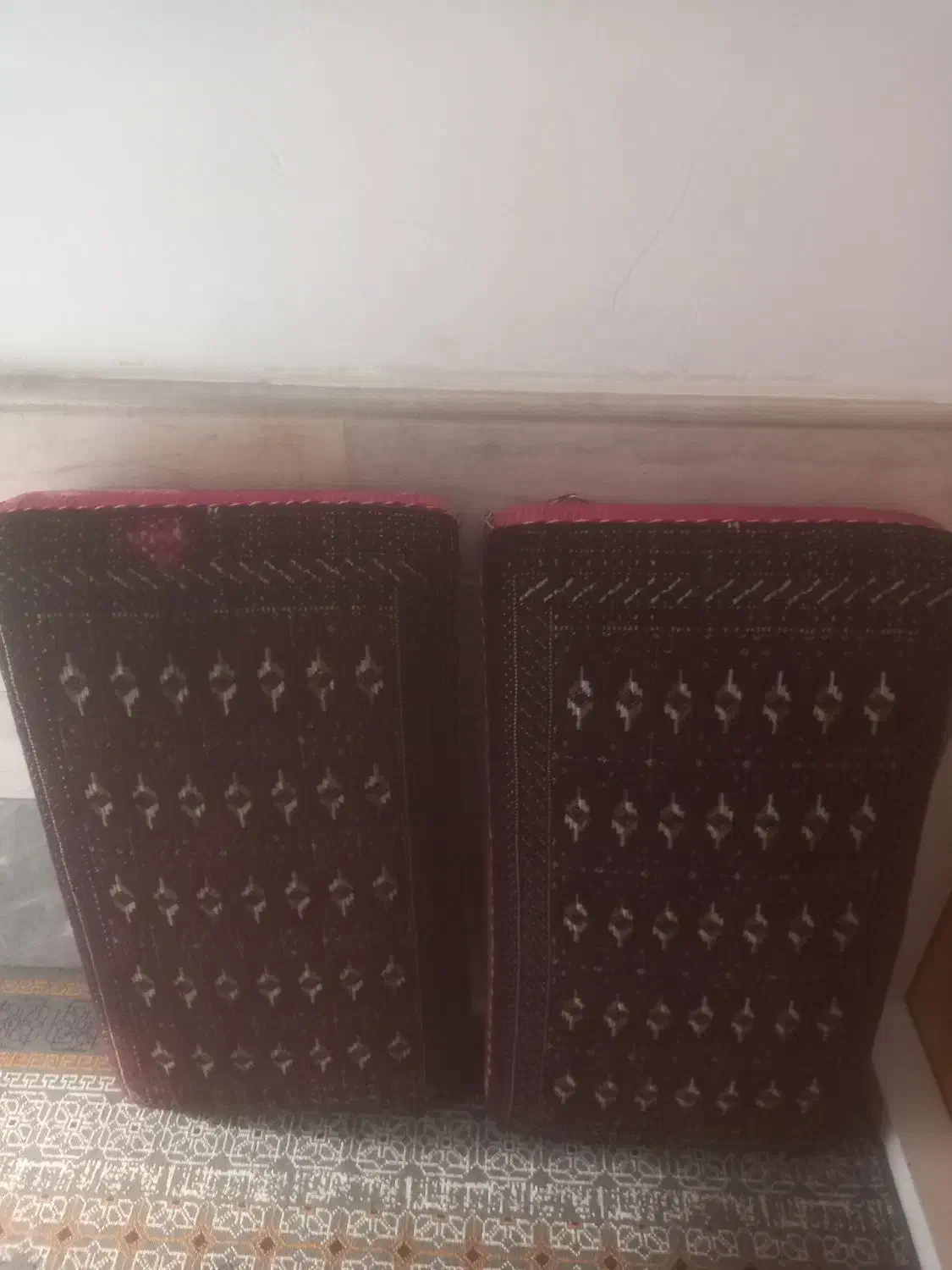 یک جفت پشتی|پشتی|قم, باغ شریفی|دیوار