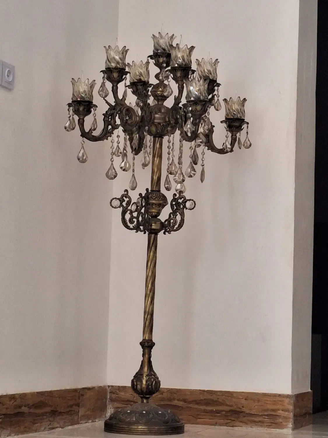 کنار سالنی یا چلچراغ ۹ شاخه نونو|چراغ خواب و آباژور|مشهد, طبرسی شمالی|دیوار