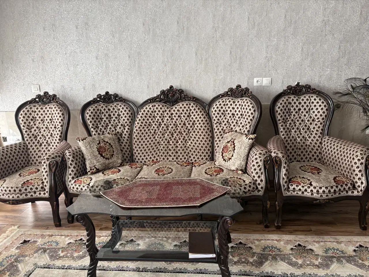 مبل ۹نفره چوب گردو|مبلمان خانگی و میز عسلی|سبزوار, امیر کبیر|دیوار