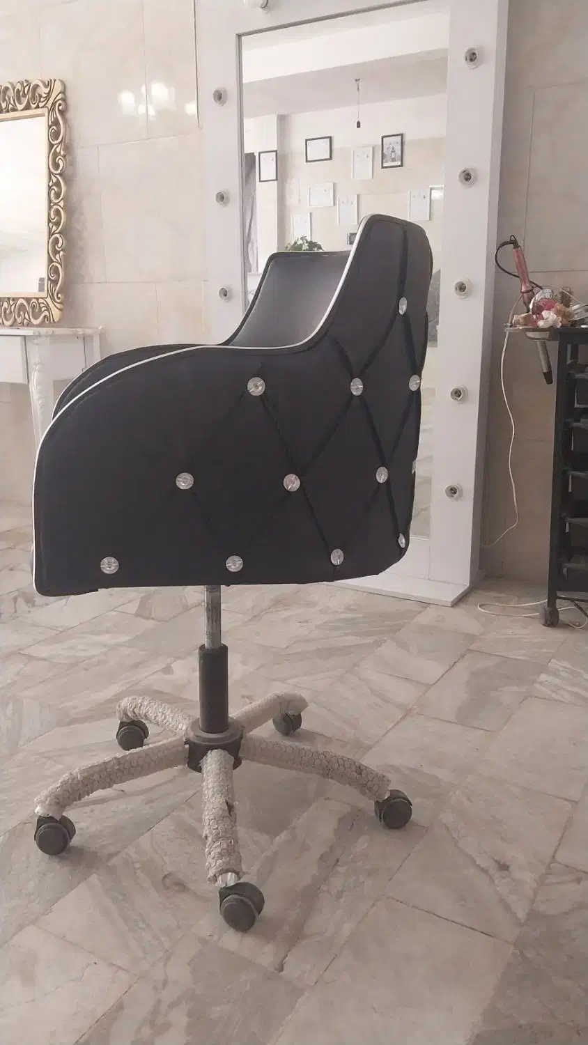 آیینه و صندلی آرایشگاه تمیز|آرایشگاه و سالنهای زیبایی|ملایر, |دیوار