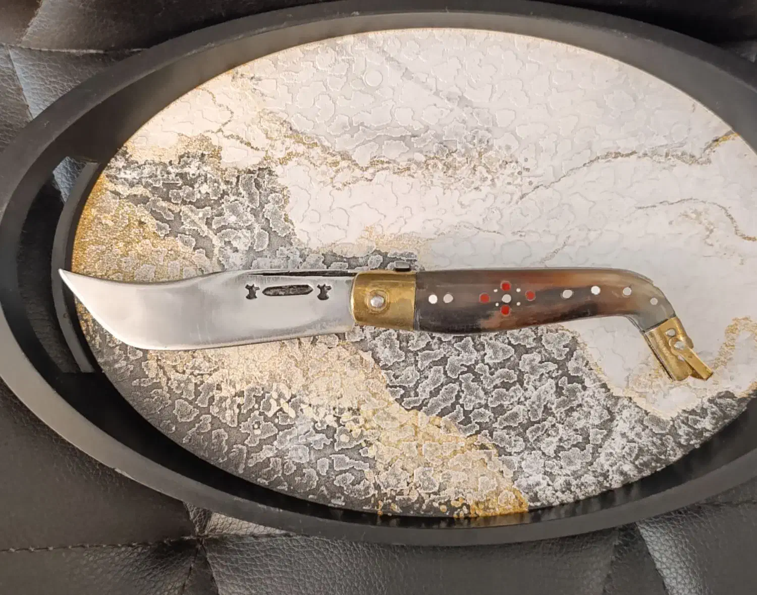 چاقو دسته شاخ .اره دار.موقعیت سامان.|کلکسیون اشیاء عتیقه|سامان, |دیوار